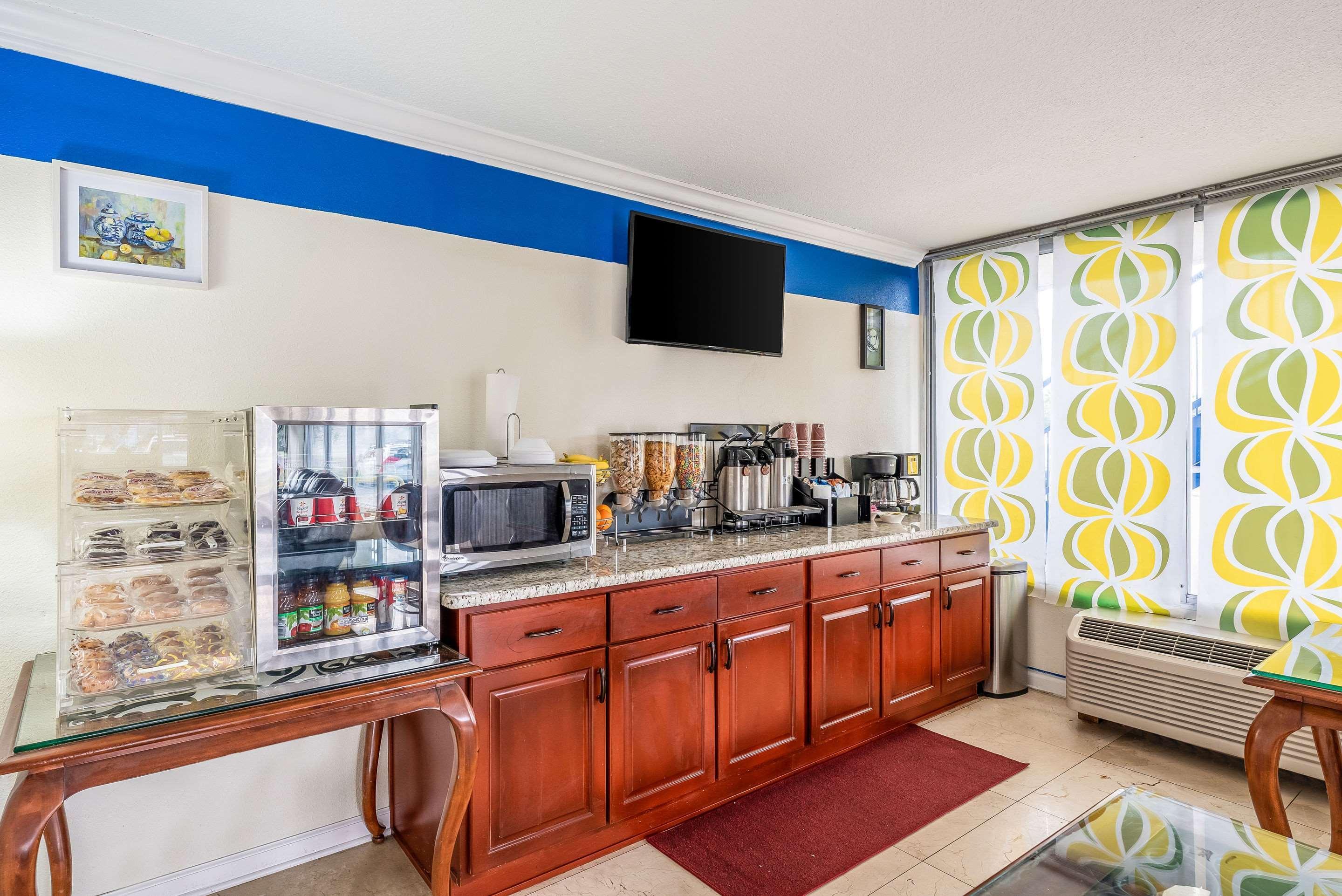 Rodeway Inn Bushnell Экстерьер фото