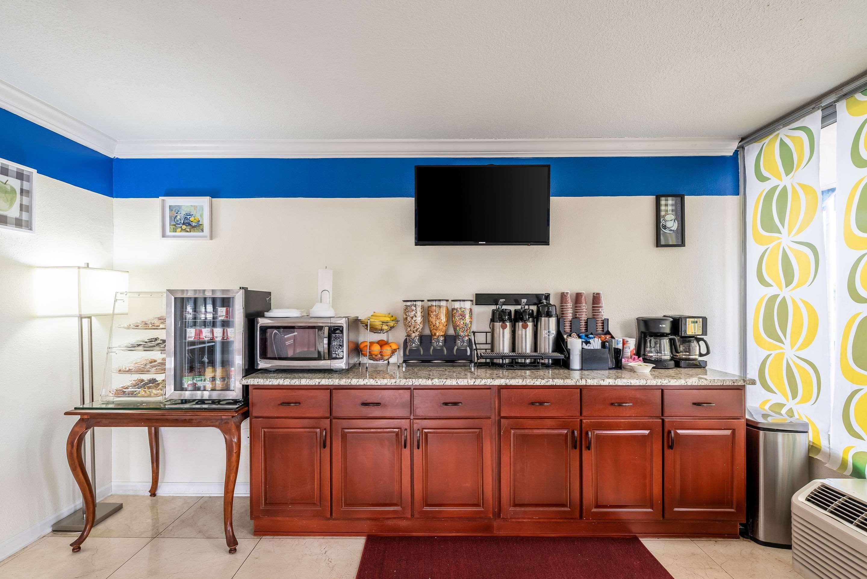 Rodeway Inn Bushnell Экстерьер фото