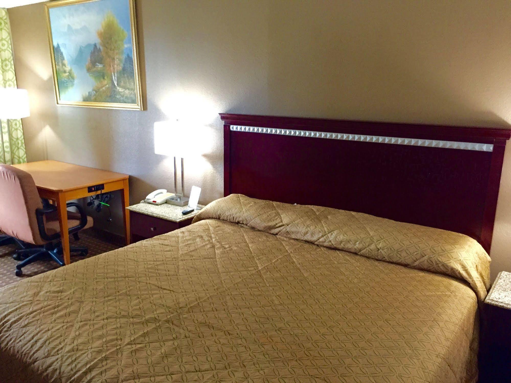 Rodeway Inn Bushnell Экстерьер фото