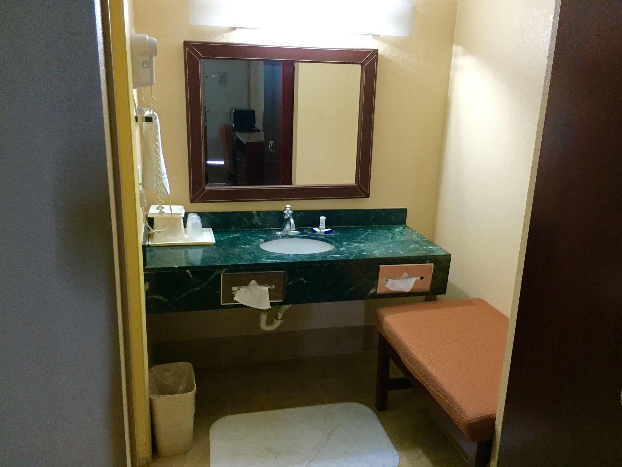 Rodeway Inn Bushnell Экстерьер фото